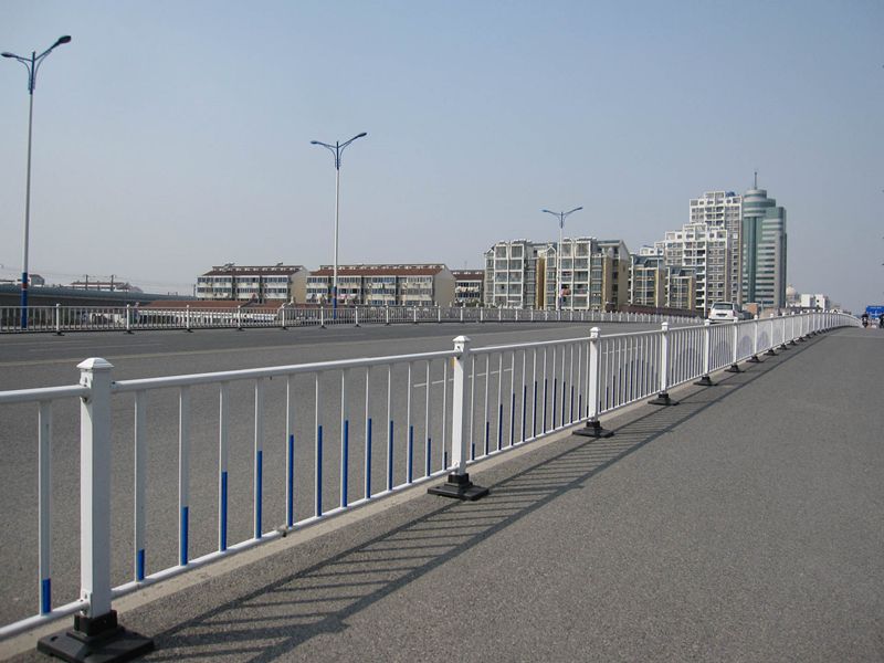 道路護(hù)欄特點(diǎn)、用途、分類、功能