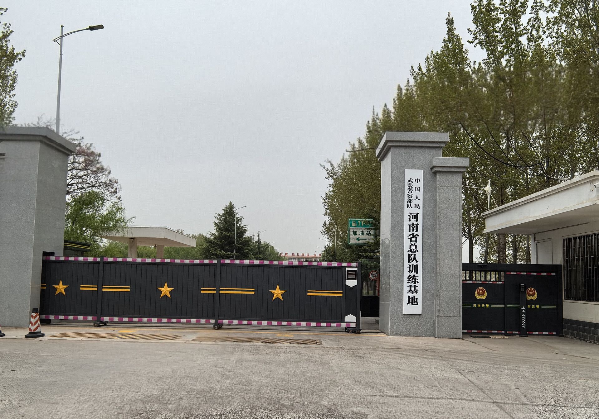 定制產品 封板段滑門+人行通道小門